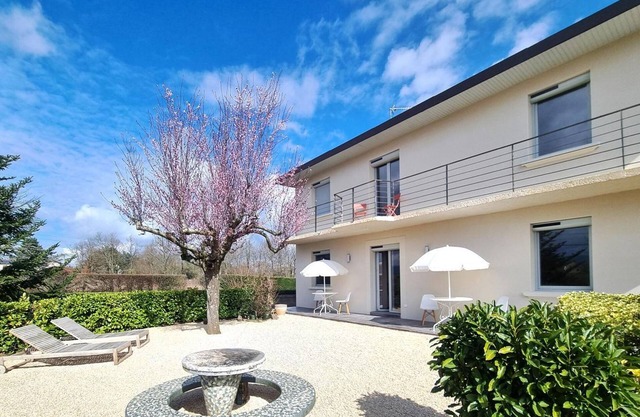 Charming Italian-Style Villa with Modern Comforts & Private Courtyard in Roanne