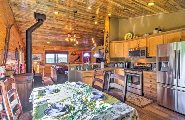 Charming Jefferson Retreat with Deck and Grill!