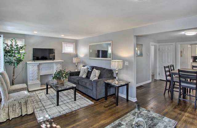 Charming Kansas City Home 3 Mi to Zoo!