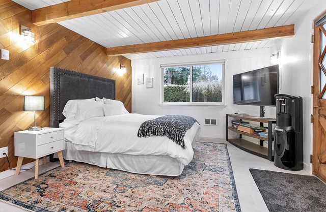 Charming Lake Samish Guest Suite in Bellingham with WiFi, AC