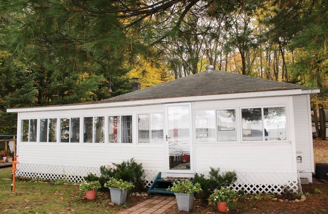 Charming, LAKEFRONT cottage on beautiful HIGGINS LAKE
