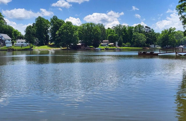 Charming Lakefront Retreat: Your Perfect Waterfront Getaway