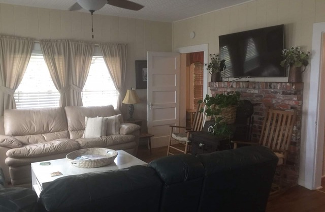 Charming Lakefront Retreat! Beautiful Sunset Views!