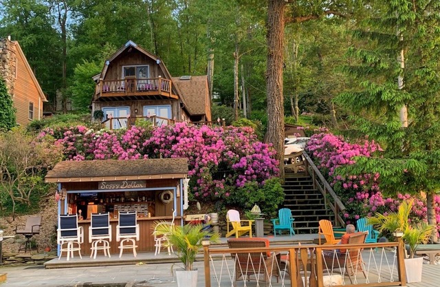 Charming lakehouse on the water, 2 slip dock, full bar on the water