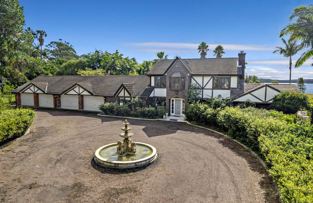 Charming lakeside manor in Port Stephens