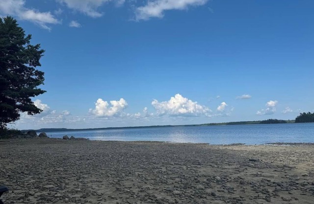 Charming lakeside 2-bedroom house minutes from downtown Ellsworth with WiFi
