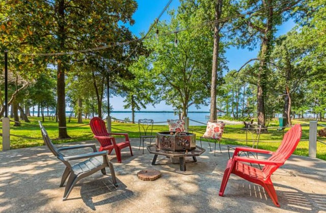 Charming Lakeside Apartment with an Open Floorplan