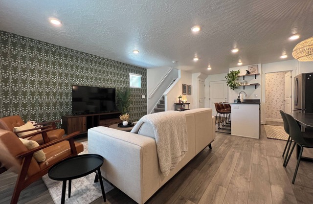 Charming Layton Townhome. Cozy home near Hill AFB, Lagoon & Snow Basin.