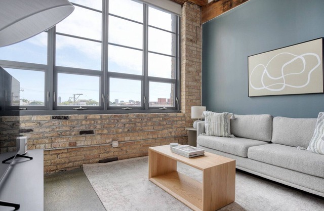 Charming Lincoln Park 2BR w/W/D, Gym & Roof, nr I-90, by Blueground