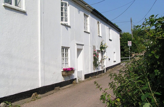 Charming listed cottage in Sidbury with pub & shop. 5 minute drive to Sidmouth.