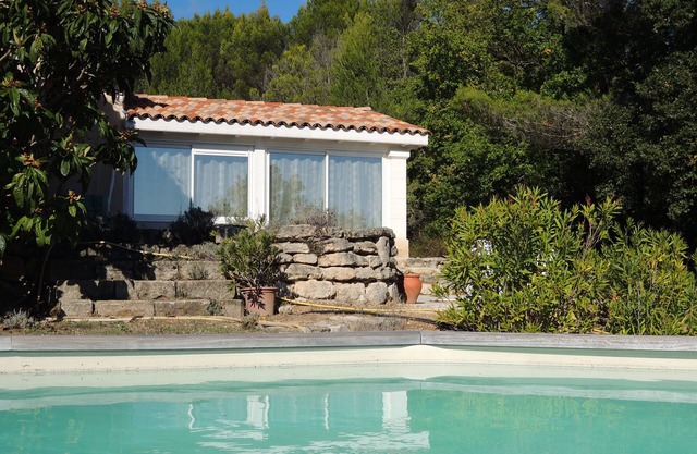 Charming little house with pool at the foot of the Luberon