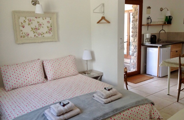 Charming Little Studio Room in Tranquil Hamlet 4km from Chorges. Perfect for 2.