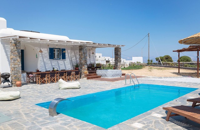 Charming little villa Elena with private pool, Jacuzzi and sea views!
