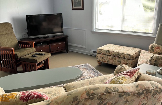Charming, Loft with Mountain View’s on 200 acre Farm.