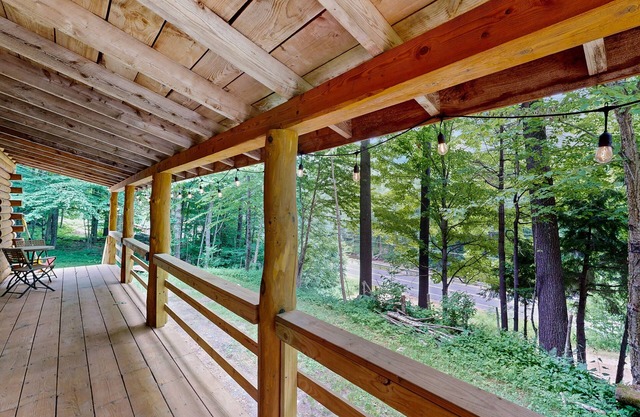 Charming log cabin, dog-friendly, wood stove, wifi, firepit, patio, porch