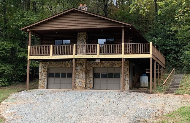 Charming log cabin nestled in the beautiful Andrews, NC.