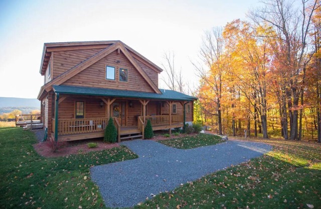 Charming Log Home with Beautiful Mountain Views
