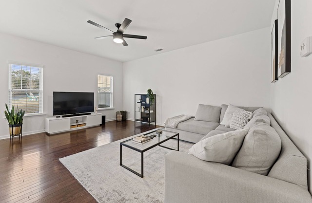 Charming LoSo Townhouse - close to Southend!