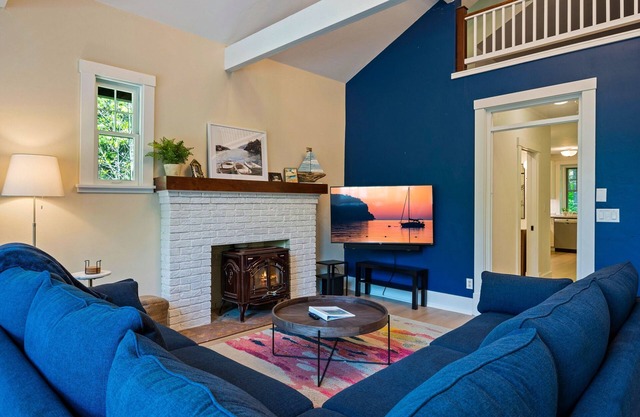 Charming Main House | Walk to Shops & Bay