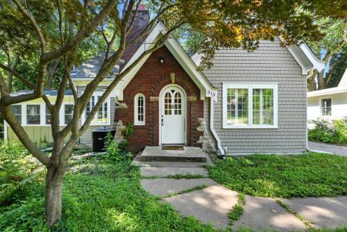 Charming Manville Heights Cottage Retreat home