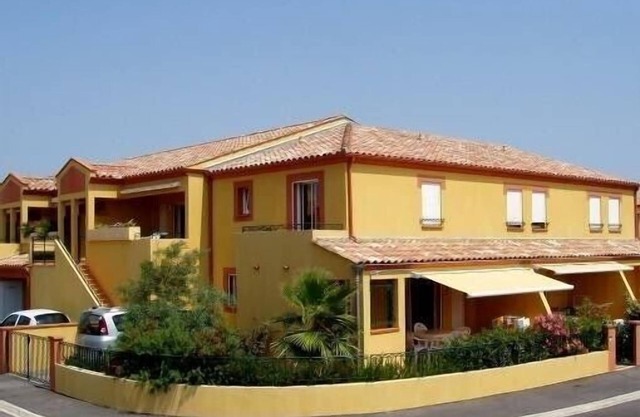 Charming Mediterranean residence, swimming pool, large private gated community. 3 keys