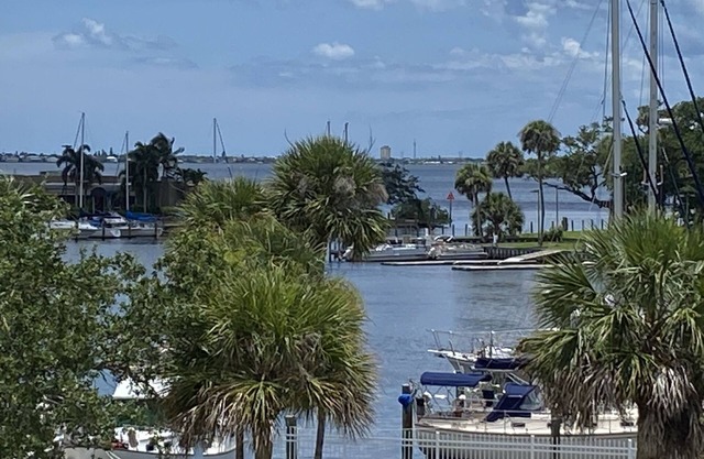 Charming Melbourne Harbor retreat with great view of the harbor and Indian River