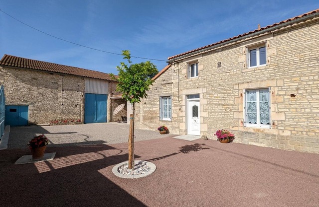 *Charming Modern Cottage in Peaceful Village, Baby-Friendly, Wi-Fi, BBQ, Close to Cultural Sites*