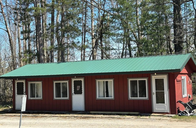 Charming Motel in Lovells 3 Bedroom 3 bath Full Kitchen on the AuSable River