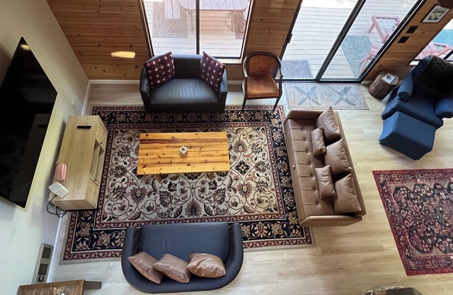 Charming Mountain Chalet with AC/Heating in Camp Connell.