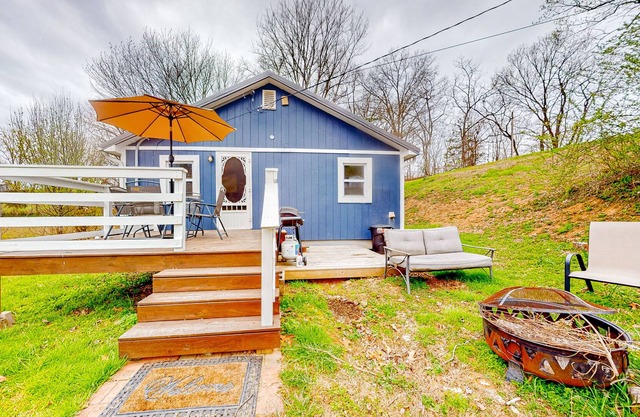 Charming mountain-view cottage with golf nearby, firepit & W/D - dog-friendly