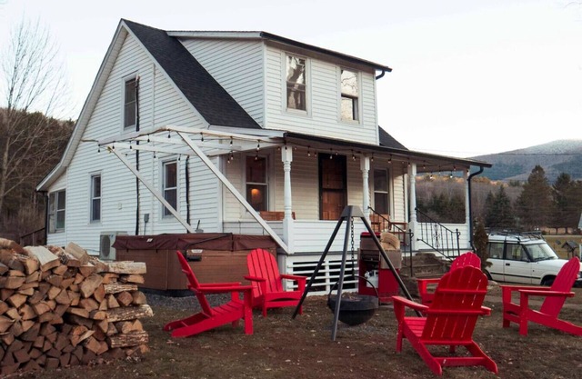 Charming Mtn Stay | Views, Hot Tub, Prime Location