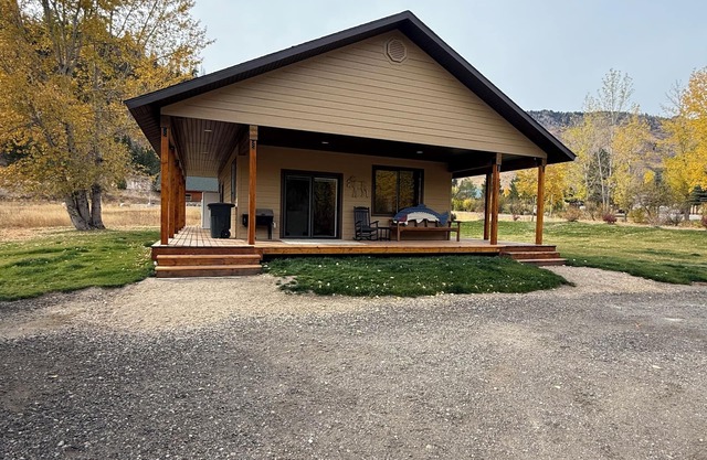 Charming newer 2-bedroom house with WiFi, Dish TV in Pine with wrap around deck.