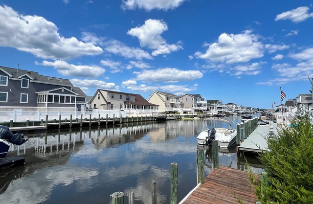 CHARMING NEWLY RENOVATED 4-BEDROOM HOUSE ON LAGOON IN BEACH HAVEN WEST