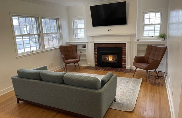Charming, newly renovated Tudor home next to Morningside University!