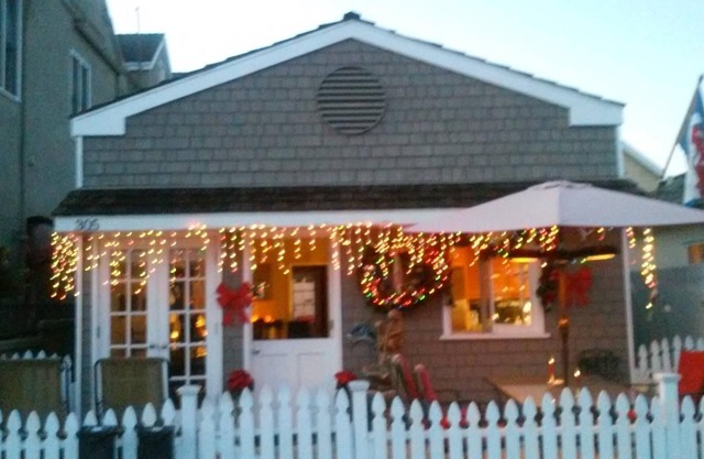 CHARMING NEWPORT BEACH COTTAGE CLOSE TO BEACH AND BAY ON THE PENNISULA.