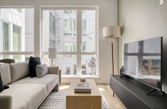 Charming Oakland Studio w/Coworking & Gym, near BART, by Blueground