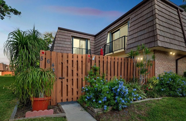 Charming Oasis, Hidden Gem In Palm Springs 2 Bedroom Townhouse by Redawning