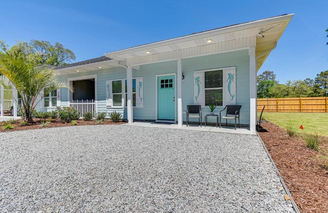 Charming Ocean Isle Beach Home about 1 Mi to Beach!