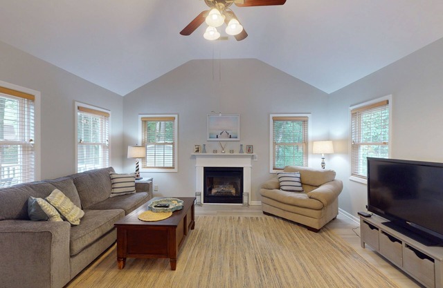 Charming Ocean Pines home w/private deck, full kitchen, washer/dryer, AC & WiFi