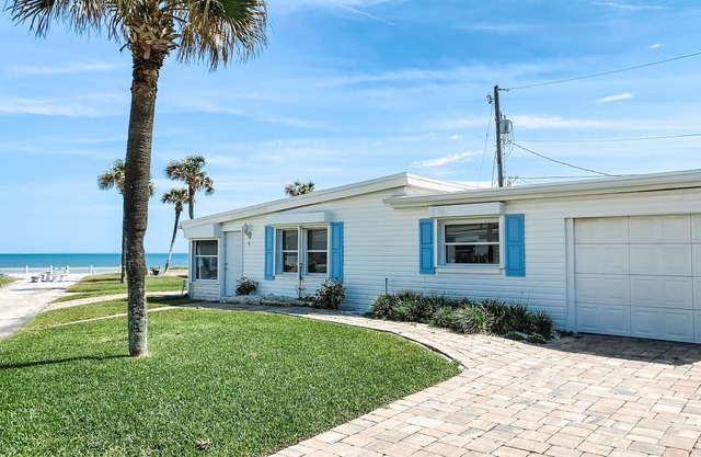 Charming Oceanfront Beach Cottage - Excellent Value
