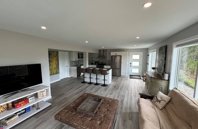 Charming Okanagan lake view, 1 bedroom pet friendly suite in beautiful Vernon