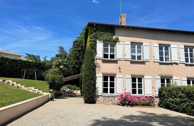 Charming old house, renovated contemporary, 250 m2, with magnificent swimming pool