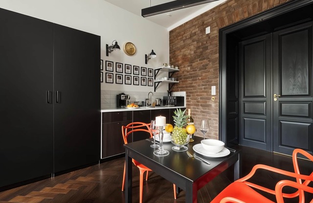 Charming Old Town Kraków Retreat: Modern Comfort & Historic Charm.