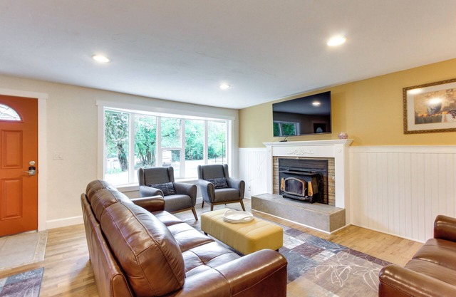 Charming Oregon Home w/Private Pickleball Court!