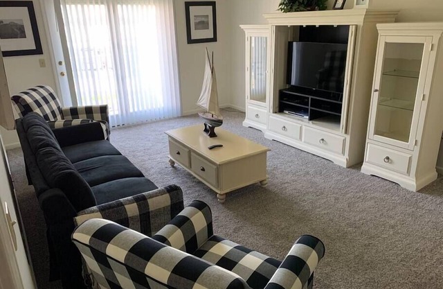 Charming Oshkosh Residence Near Fox River With Underground Parking