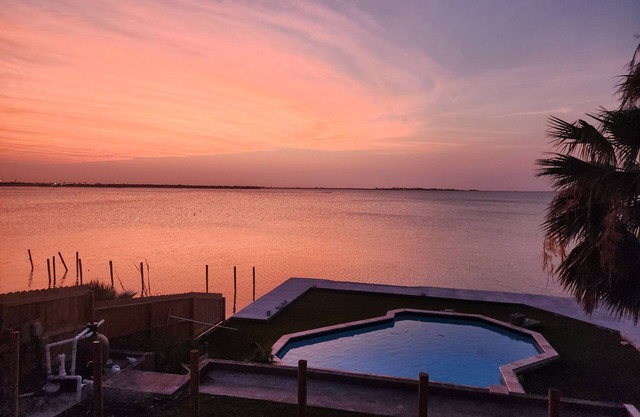 Charming Oso Bay waterfront 3bdrm house WiFi AC Pool near Padre Island Beaches