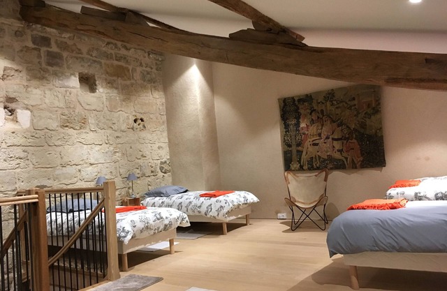 Charming outbuilding in the heart of the château-fort of Montreuil Bonnin Swimming pool 6 per