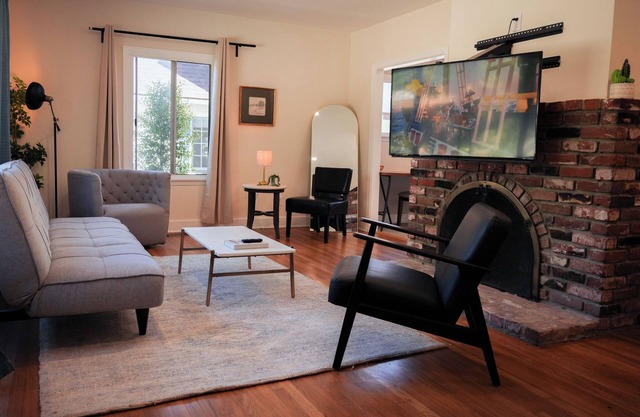 Charming Pasadena Retreat in a Central Location on a Gorgeous Tree-Lined Street