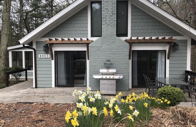Charming Pentwater Cottage with Association Pool and Shared Lake Michigan Beach