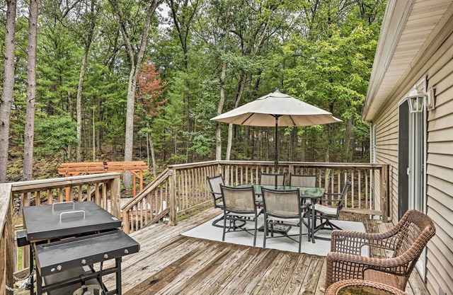 Charming Pentwater Home w/Fire Pit & Yard!
